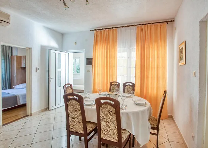 Apartment By The Sea - 2895